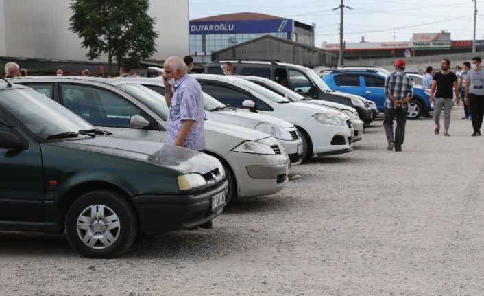 İkinci el araç almaya gelen vatandaşlar fiyatları görünce tepki gösterdi