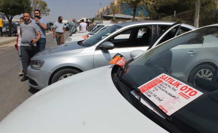 İkinci el araç fiyatları yükselmeye, satışlar düşmeye devam ediyor