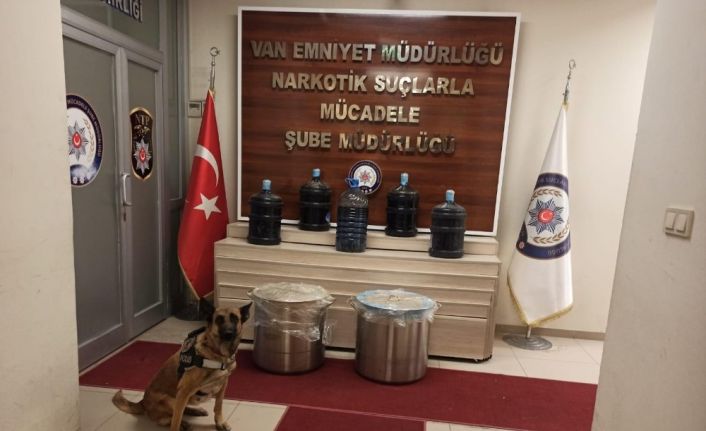 İkiye bölünmüş yakıt deposunda 310 kilo 880 gram likit eroin ele geçirildi