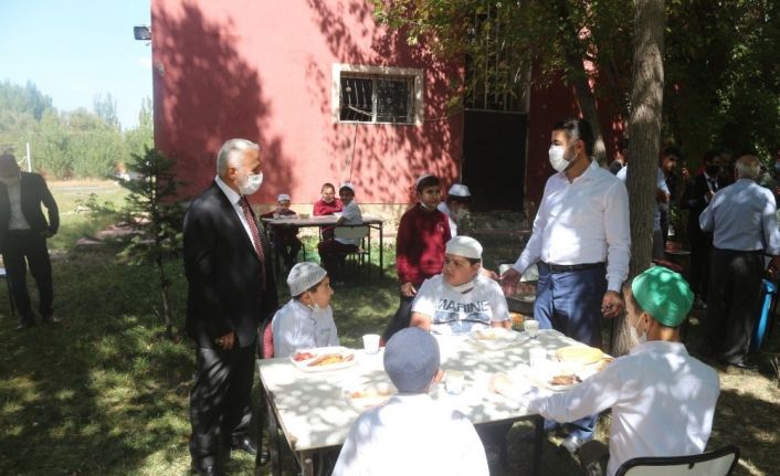 İl Müftüsü Topçu, yüz yüze eğitime başlayan kuran kurslarını ziyaret etti