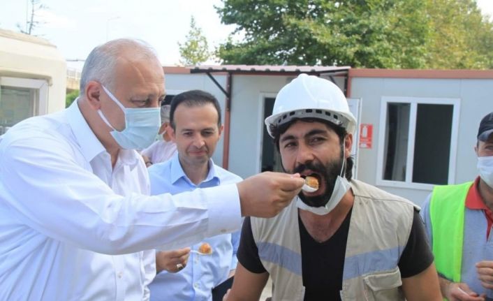İnşaatta yaptıkları defile ile gündeme gelen inşaat işçilerine Kaymakam ve belediye başkanından teşekkür ziyareti
