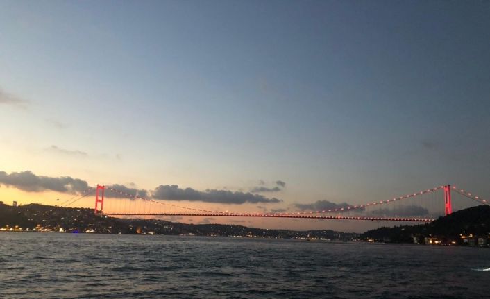 İstanbul’un köprüleri "7 Eylül Dünya Duchenne Farkındalık Günü" için kırmızıya büründü