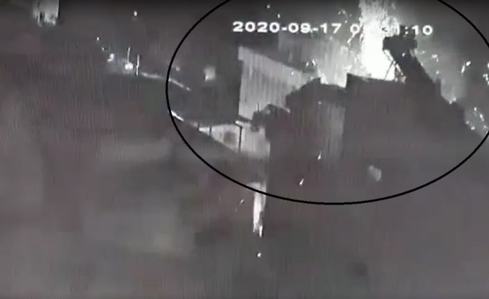 İzmir’de tüp bomba gibi patladı: 2 kişi yaralandı, araçlar hasar gördü