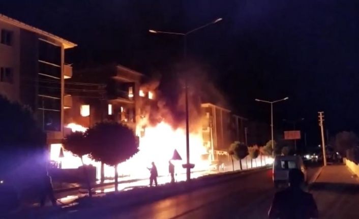 İzmir’in Bayındır ilçesinde 5 katlı bir apartman alev alev yanıyor. Olay yerine onlarca itfaiye ekibi sev edilirken, itfaiye ekipleri apartman içerisinde mahsur kalanların olup olmadığını araştırıyor.