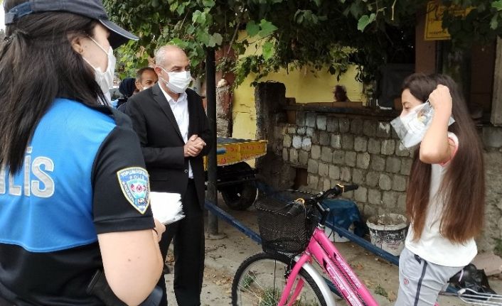 Jandarma komutanı ve emniyet müdürü maske dağıttı, çocuklar maske kapmak için yarıştı