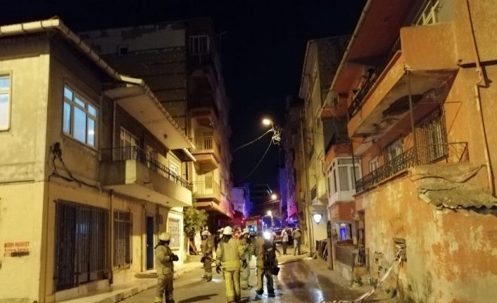 Kadıköy’de apartman girişine bırakılan motosiklet alev alması sonucu apartmandakiler binada mahsur kaldı