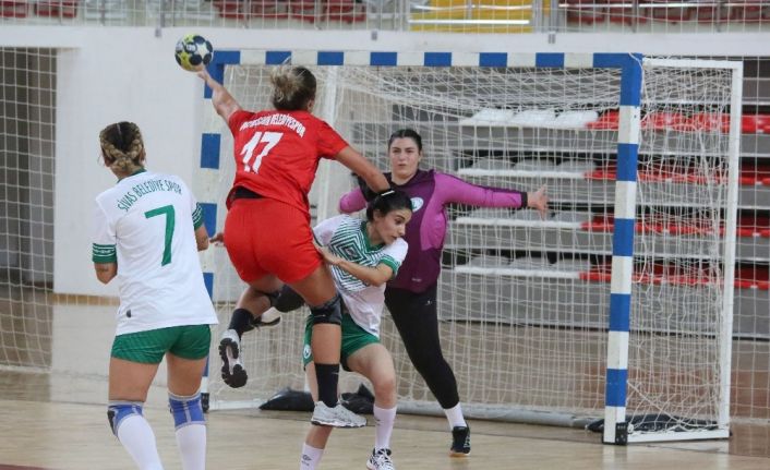 Kadınlar Hentbol Süper Ligi: Sivas Belediyespor: 32 - İzmir Büyükşehir Belediye: 35