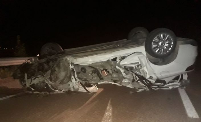 Karanlıkta görmediği römorka çarpan otomobil takla attı: 1 ölü, 1 ağır yaralı