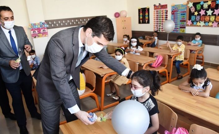 Kaymakam Temizkan minik öğrencilerin okuldaki ilk gün heyecanına ortak oldu