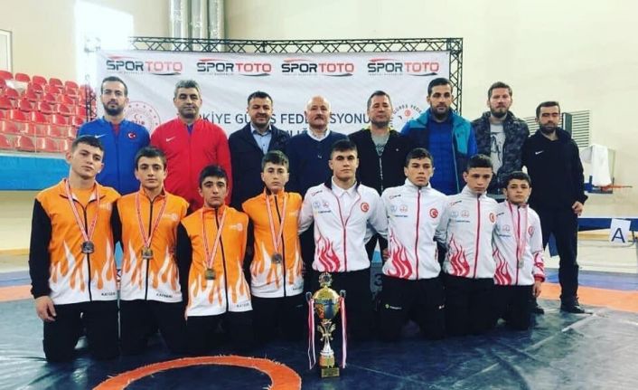 Kayseri Güreş Eğitim Merkezi’nden Milli Takım’a 9 sporcu