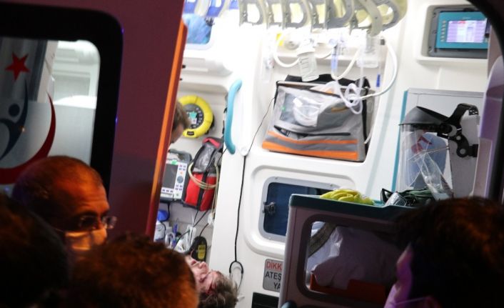 Kontrolden çıkan otomobil önce ağaca sonra da park halindeki araçlara çarptı