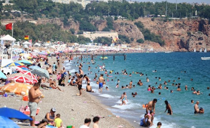 Konyaaltı sahilinde tehlikeli yoğunluk