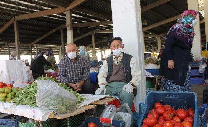 Korona gölgesinde 65 yaş ve üzerinin sabahın ilk ışıklarıyla ’pazar mesaisi’