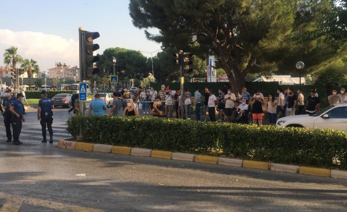 Korona virüsü unuttular, film izler gibi şüpheli çantayı izlediler