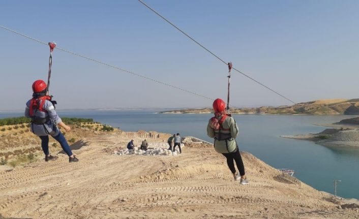 Koruma ve bakım altındaki çocukların zipline ve tekne turu heyecanı