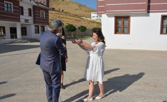 Koruyucu aile olan Esra Dursun, Adal bebeği gelin arabasıyla teslim aldı