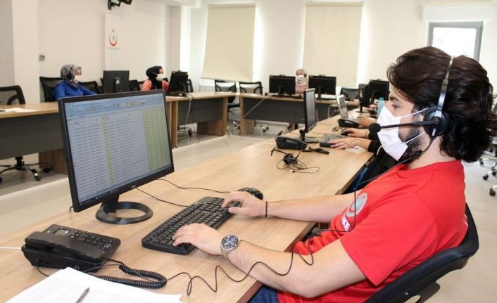 Kovid Çağrı Merkezi evde tedavi olan hastaları kontrol ediyor