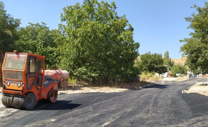 Kuluncak’ta asfalt çalışmaları sürüyor