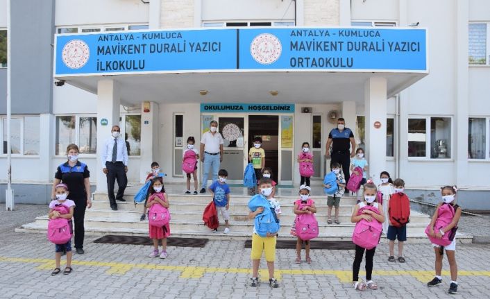 Kumluca’da polisten miniklere moral hediyesi
