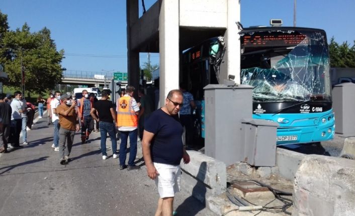 Kurtköy gişelere otobüs çarptı. Olay yerine çok sayıda ambulans sevk edildi.
