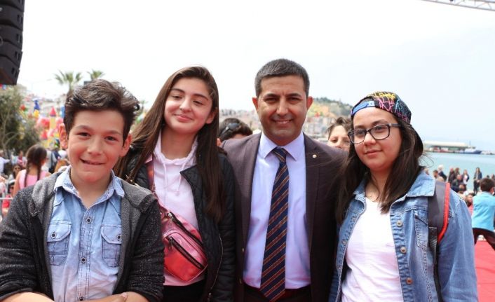 Kuşadası Belediyesi ihtiyaç sahibi 950 öğrenciye 770 bin lira burs verecek