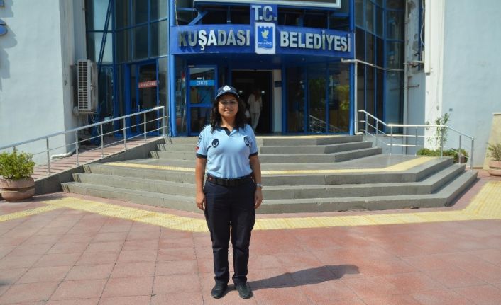 Kuşadası Belediyesi’nin bayan zabıtasından engelli vatandaşa anlamlı yardım