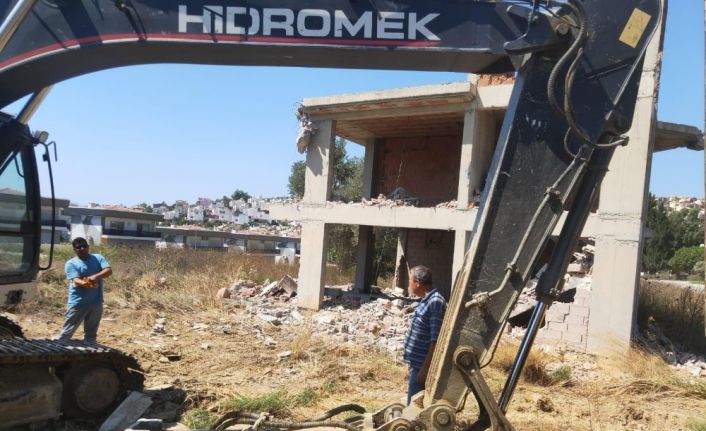 Kuşadası’nda 1500 Yıllık zeytin ağacına bitişik yapılan villa belediye tarafından yıkıldı