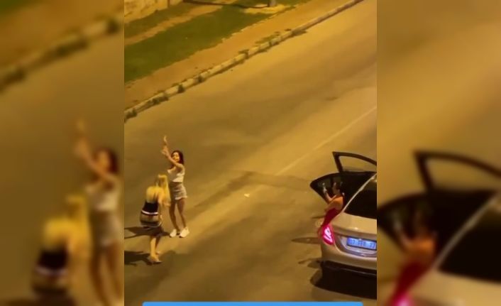 Lüks araçta müziği sonuna kadar açıp, yol ortasında dans ettiler