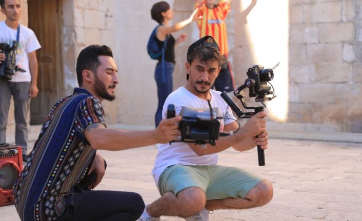 Mahallede çaycılık yapan Mardinli genç, kendini geliştirerek film yönetmenliği yapıyor