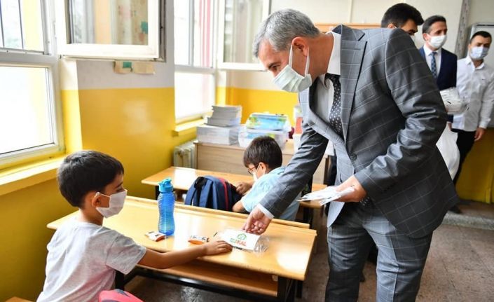 Malatya’da öğrencilere kayısı, dezenfektan ve maske hediyesi