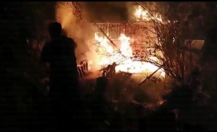 Mangal ateşinden otlara sıçrayan alevler az kalsın faciaya neden oluyordu