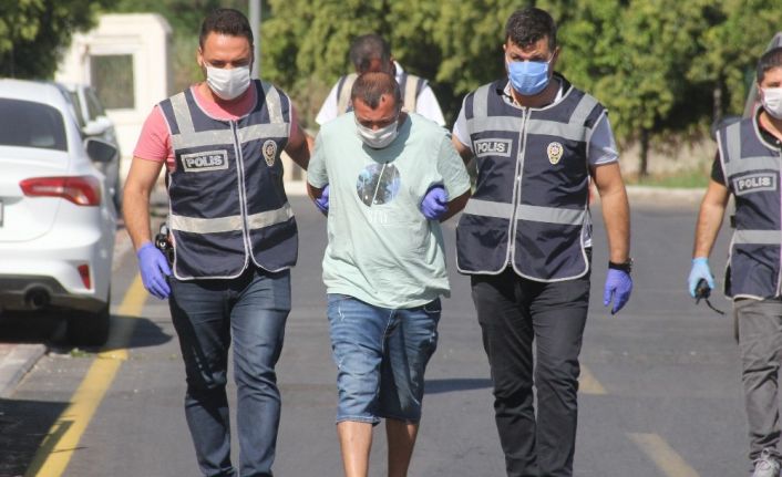 Market sahibi kadını taciz edip darp eden zanlının yakalanma anı kamerada