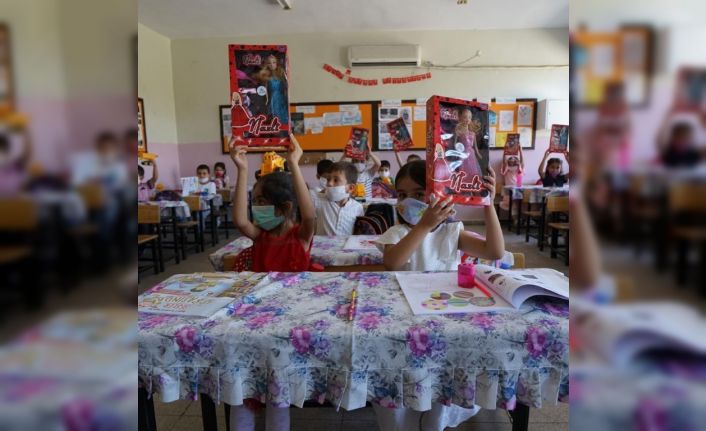 Minik öğrencilere hijyen seti ve oyuncak