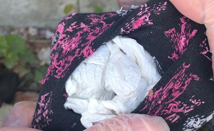 Molozlara gizlenmiş çoraptan uyuşturucu çıktı