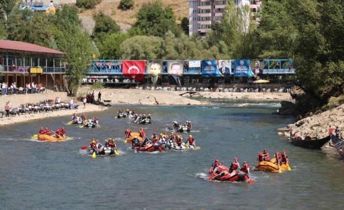Munzur’da 200 sporcuyla rafting, renkli görüntülere sahne oldu