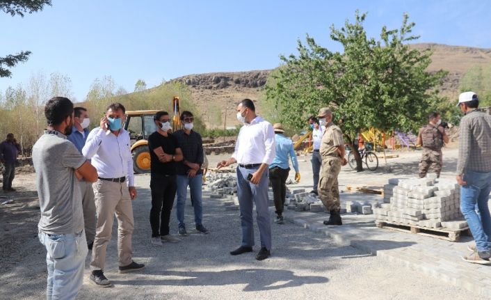Muradiye Belediyesi, okul bahçelerini ve bozuk olan mahalle yollarına parke taşı döşüyor