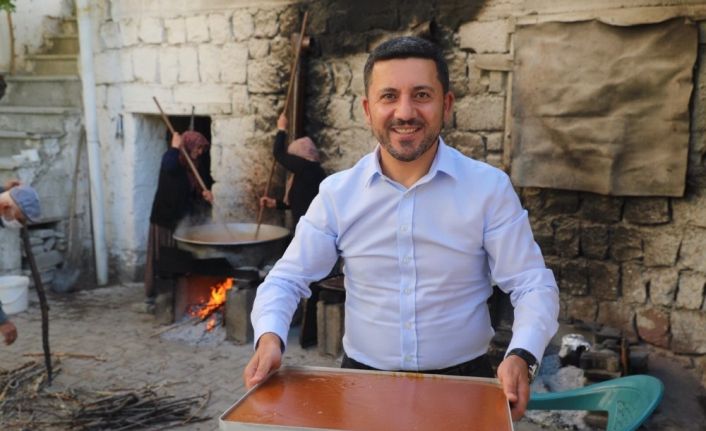 Nevşehir Belediye Başkanı Arı, köylülerle birlikte pekmez kaynatıp köftür yaptı