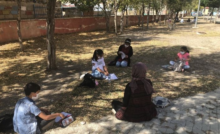 Okuldan uzak kalan öğrenciler okul bahçesinde toplanarak ders çalıştı