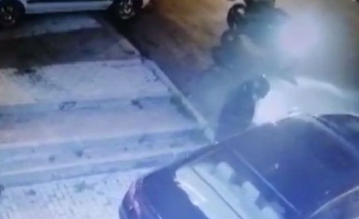Oto farelerine polisten suçüstü anı güvenlik kamerasında