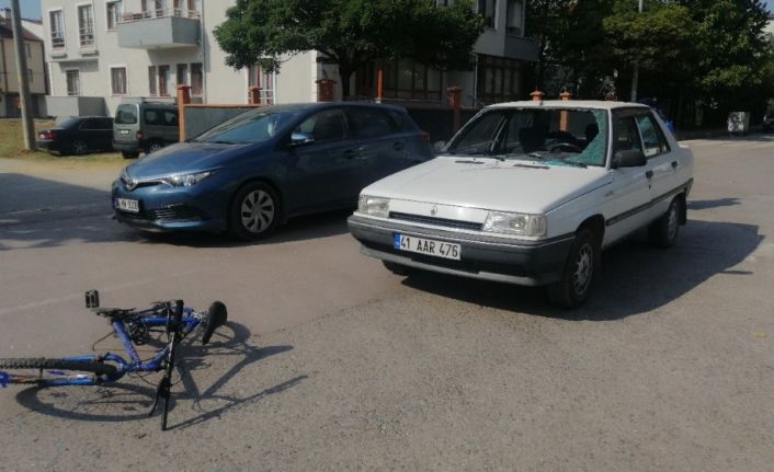 Otomobilin çarptığı bisikletli aracın camından içeri girdi:  2 yaralı