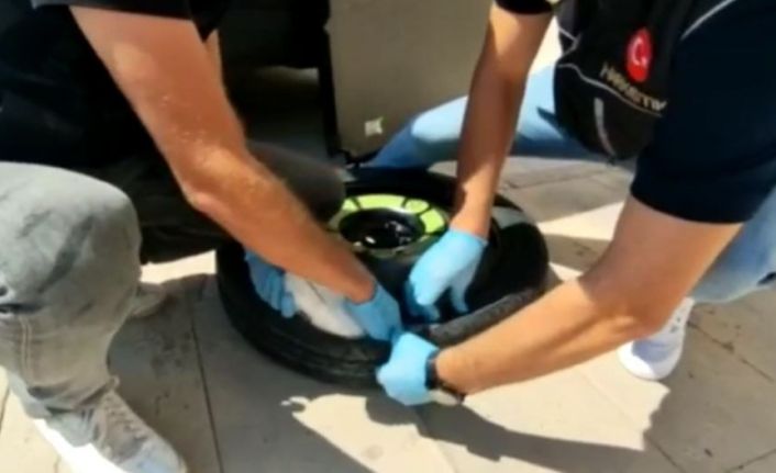 Otomobilin stepnesine 2 kilo 290 gram uyuşturucu yerleştiren 2 şüpheli tutuklandı