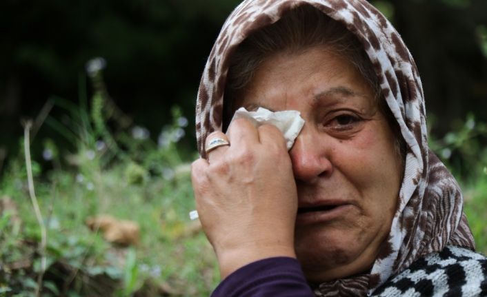 (Özel) 17 senedir harabe evin önünde her gün gözyaşı döküyor