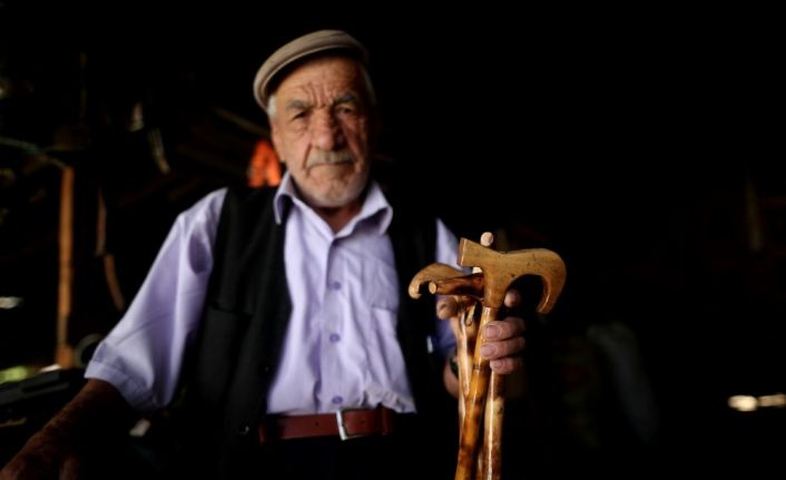 (Özel) 78 yaşındaki bastoncu dede, gençlere parmak ısırtıyor