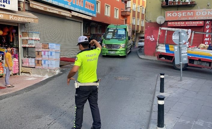 (Özel) Fazla ve ayakta yolcuyla ara sokaktan kaçan minibüs sürücülerine ceza
