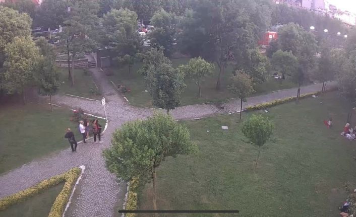 (Özel) İstanbul’da parkta çocuğa hırsızlık yaptıran aile görünümlü çete kamerada