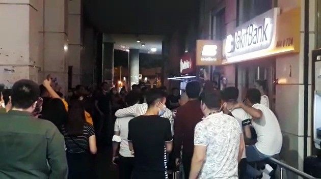 (Özel) Sokak sanatçılarını dinlemek için toplanıp sosyal mesafe ve maskeyi unuttular