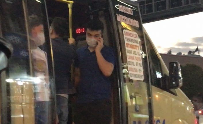 (Özel) Tıka basa dolu olan minibüs kapıları açık yoluna devam etti