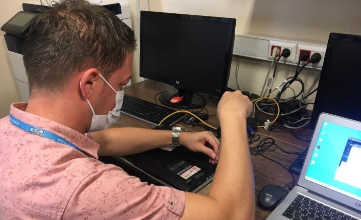 Pandemi nedeniyle uzaktan eğitim gören Kadıköylü ihtiyaç sahibi öğrencilere bilgisayar desteği