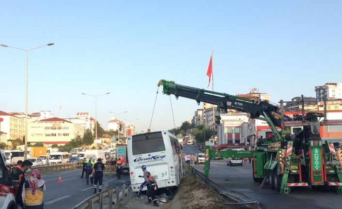 Pendik’te kaza yapan yolcu otobüsün enkazı kaldırıldı