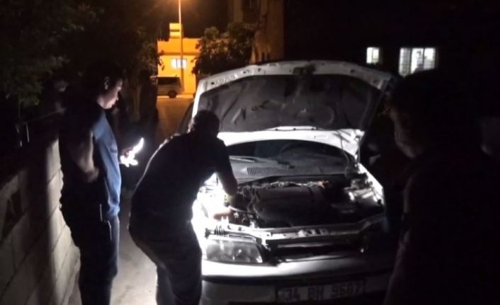 Polisten kaçan otomobil elektrik direğine çarptı